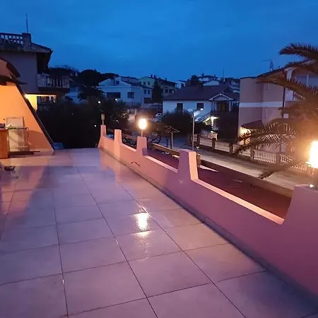 Apartament Delas *