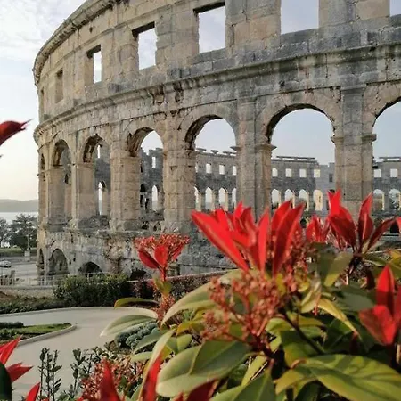 Delas * Pjescana Uvala